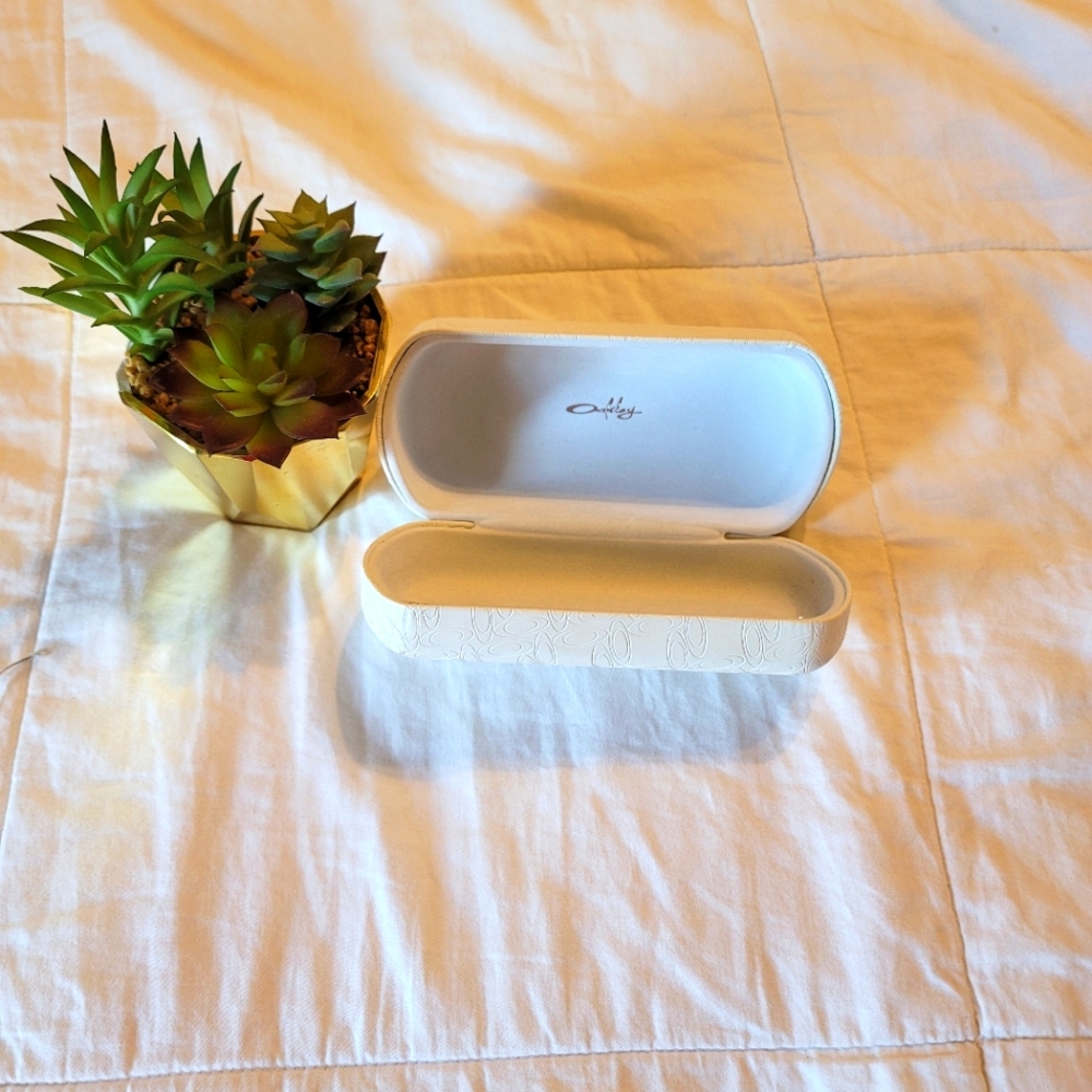 Oakley case‎